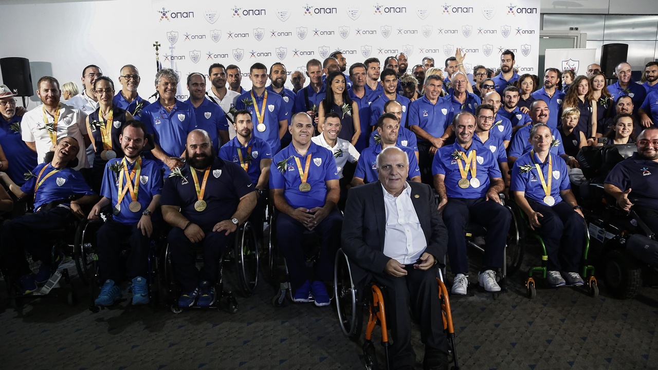 Ο πρόεδρος της Ελληνικής Παραολυμπιακής Επιτροπής και της Εθνικής Αθλητικής Ομοσπονδίας Ατόμων με Αναπηρίες, Γιώργος Φουντουλάκης (Κ), φωτογραφίζεται με τους Παραολυμπιονίκες και τους αθλητές που έλαβαν μέρος στους Παραολυμπιακούς Αγώνες του Ρίο, κατά την διάρκεια της τελετής άφιξής τους στο αεροδρόμιο Ελευθέριος Βενιζέλος, Αθήνα Τρίτη 20 Σεπτεμβρίου 2016.  ΑΠΕ-ΜΠΕ/ΑΠΕ-ΜΠΕ/ΓΙΑΝΝΗΣ ΚΟΛΕΣΙΔΗΣ