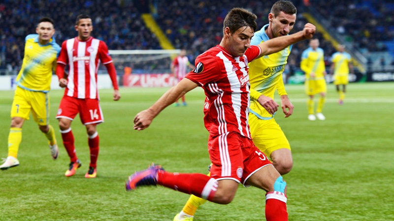 epa05616115 Dmitri Shomko (R) of Astana in action against Giorgos Manthatis (front) of Olympiacos during the UEFA Europa League soccer match between FK Astana and Olympiacos Piraeus in Astana, Kazakhstan, 03 November 2016. EPA/TURAR KAZANGAPOV