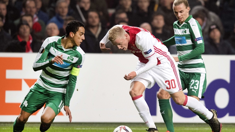 epa05645871 Ajax Amsterdam player Donny Van Beek (C) in action against Panathinaikos Athens players Zeca (L) and Niklas Hult, during the UEFA Europa League Group G match Ajax vs Panathinaikos, in Amsterdam, The Netherlands, 24 November 2016. EPA/OLAF KRAAK
